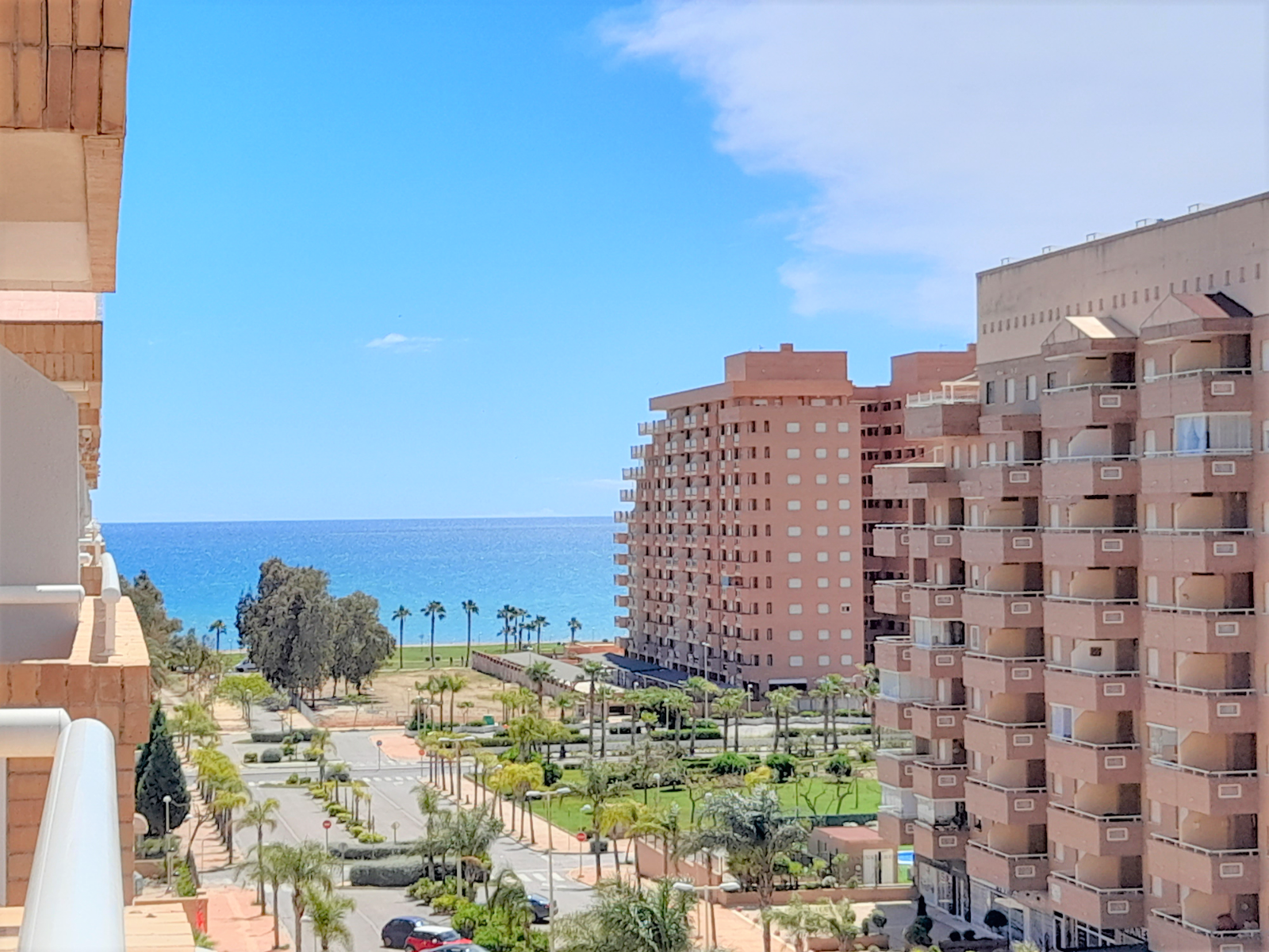 Ejemplo de un piso en Oropesa del Mar con vistas al mar. Fotografía de vistas al mar desde un balcón. Ay F Inmobiliaria Oropesa del Mar busca tu piso para alquilar por vacaciones