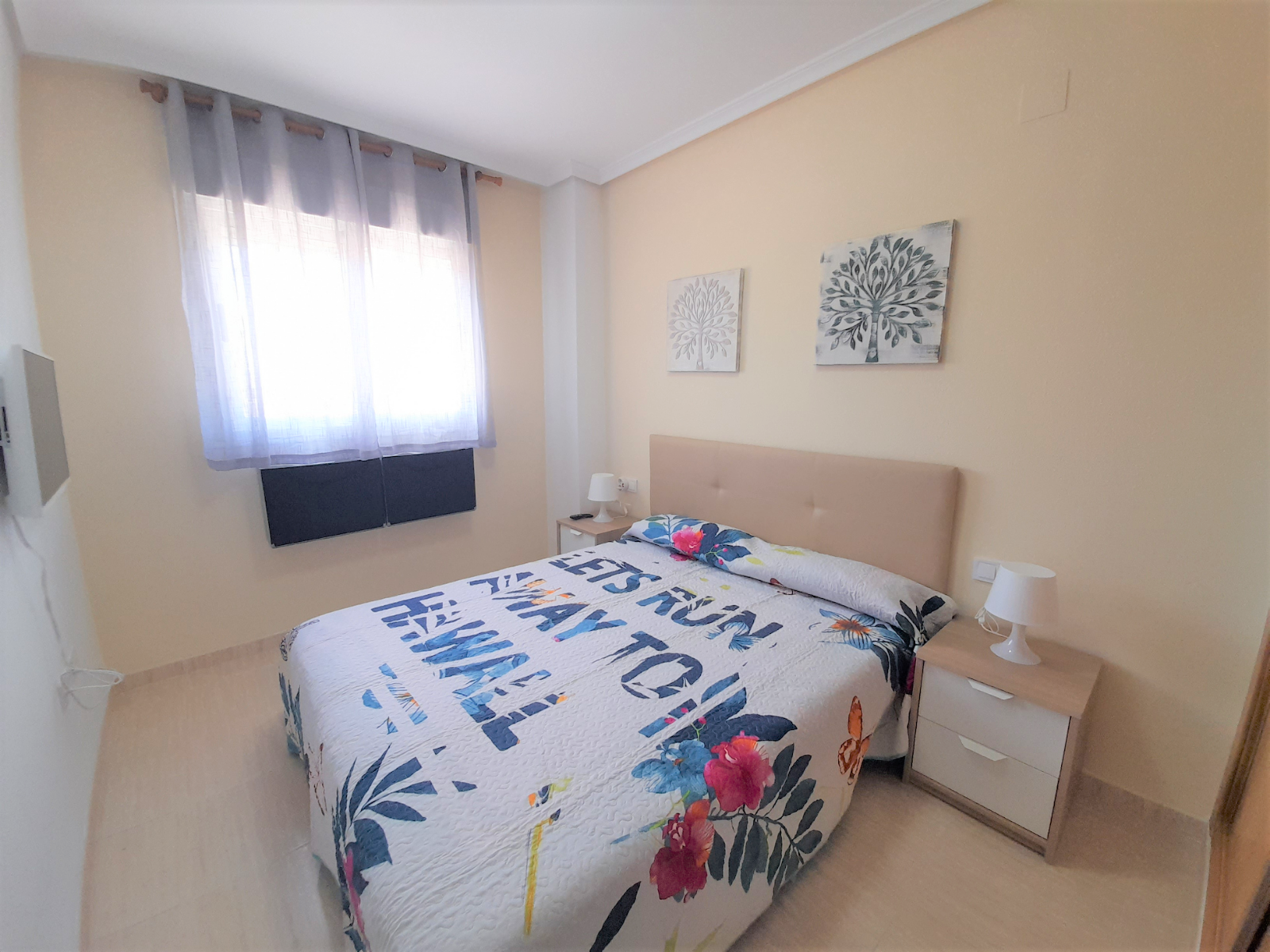 Ejemplo de un piso en Oropesa del Mar con vistas al mar. Fotografía de dormitorio de matrimonio de un apartamento. Inmobiliaria A y F Oropesa del Mar pisos de alquiler de corta estancia por vacaciones a la costa