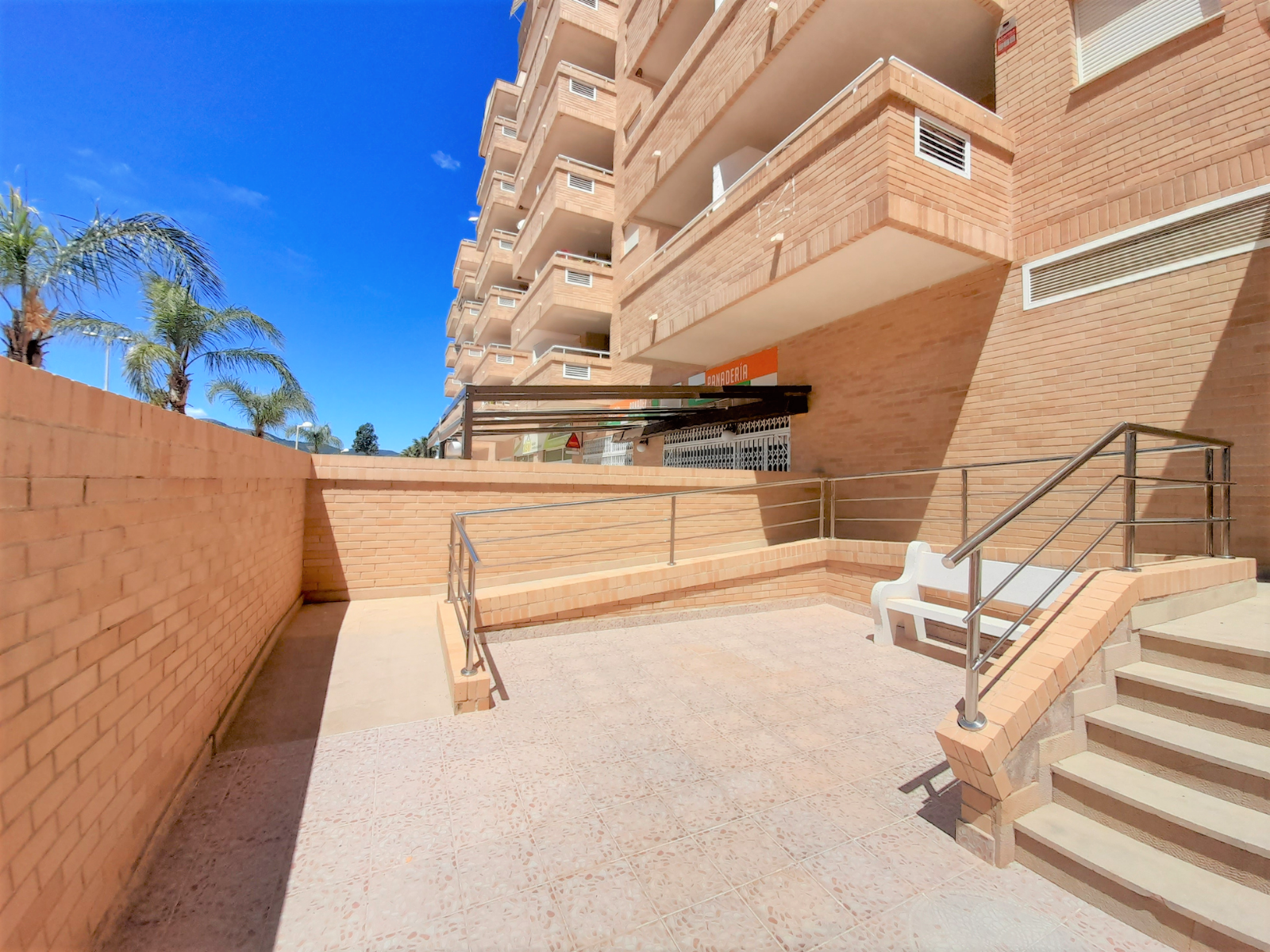 Ejemplo de un piso en Oropesa del Mar con vistas al mar. Fotografía de patio de zona comunitaria. A YF Inmobiliaria Oropesa del Mar alquilar piso para vacaciones