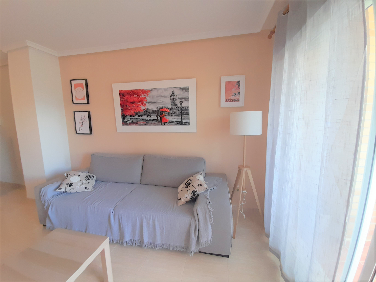 Ejemplo de un piso en Oropesa del Mar con vistas al mar. Fotografía de sala de estar con sofá de un apartamento. Inmobiliaria AY F Oropesa del Mar buscar apartamentos de alquiler de corta estancia para vacaciones