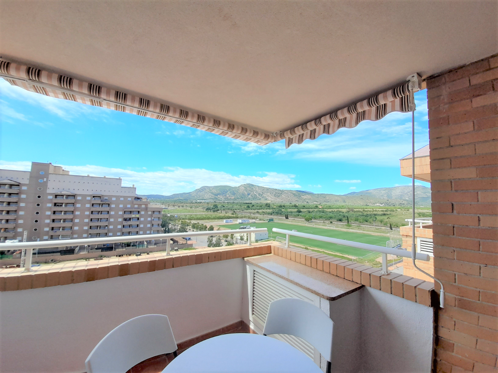 Ejemplo de un piso en Oropesa del Mar con vistas al mar. Fotografía de balcón terraza con vistas. Inmobiliaria AYF Oropesa del Mar reservar apartamentos de alquiler de corta estancia vacacionales