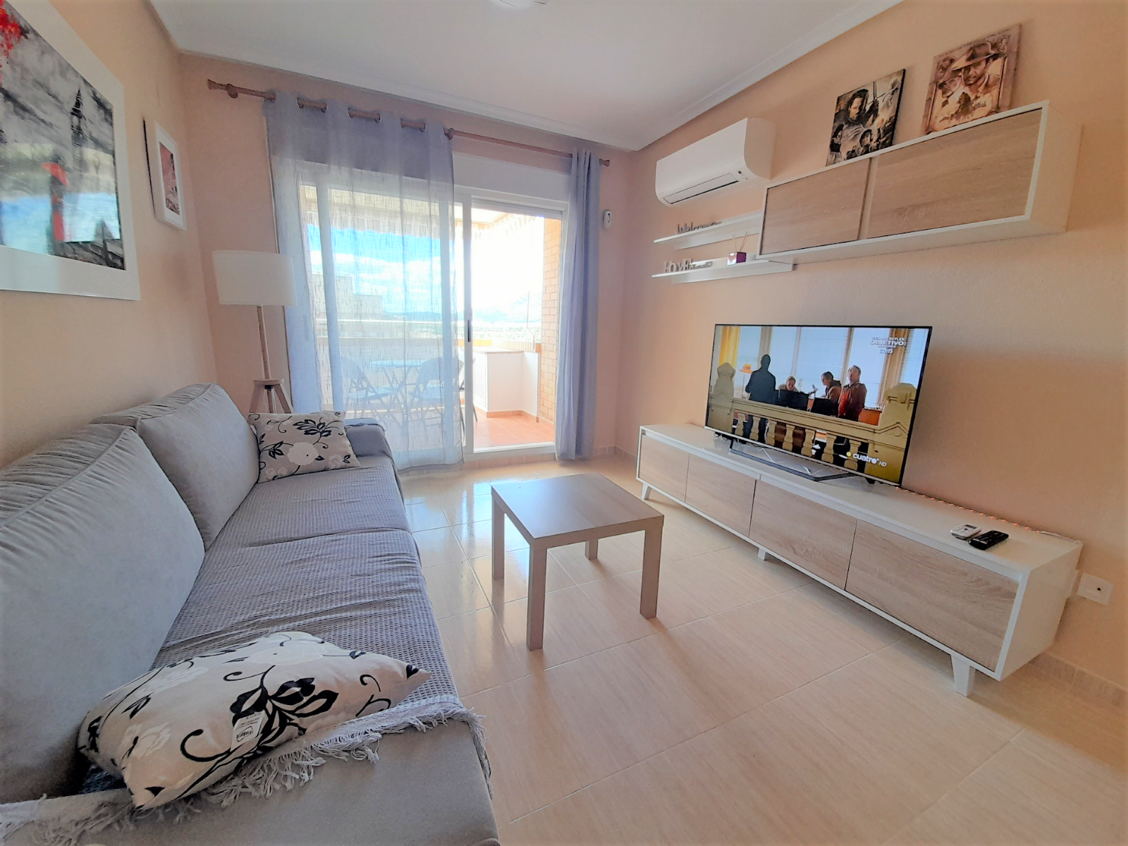 Ejemplo de un piso en Oropesa del Mar con vistas al mar. Fotografía de sala de estar con televisión de un apartamento. AYF Inmobiliaria Oropesa del Mar buscar apartamentos de alquiler de corta estancia vacacionales