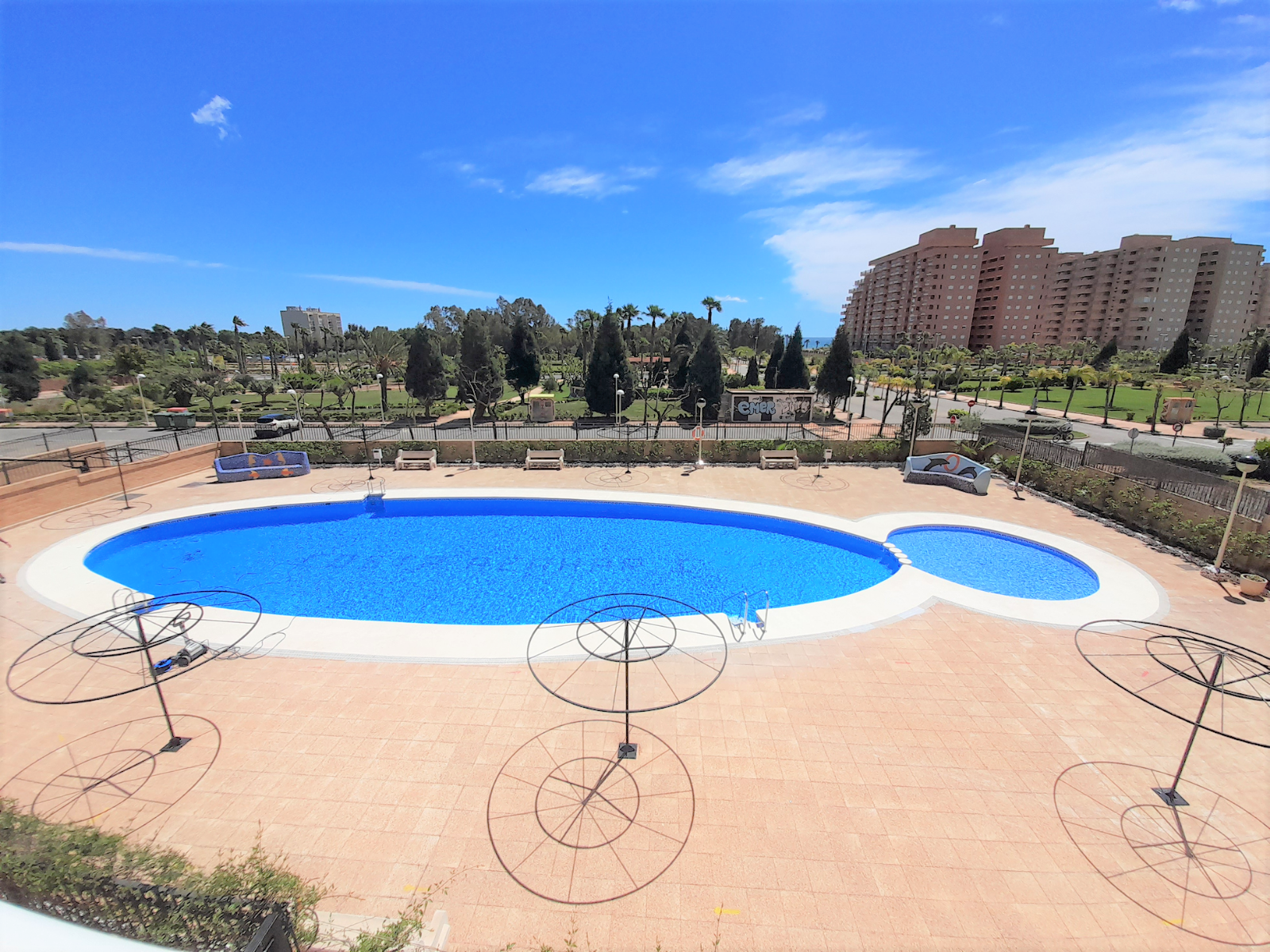 Ejemplo de un piso en Oropesa del Mar con vistas al mar. Fotografía de una piscina en la zona comunitaria. Ay F Inmobiliaria Oropesa del Mar alquilar propiedad para vacaciones