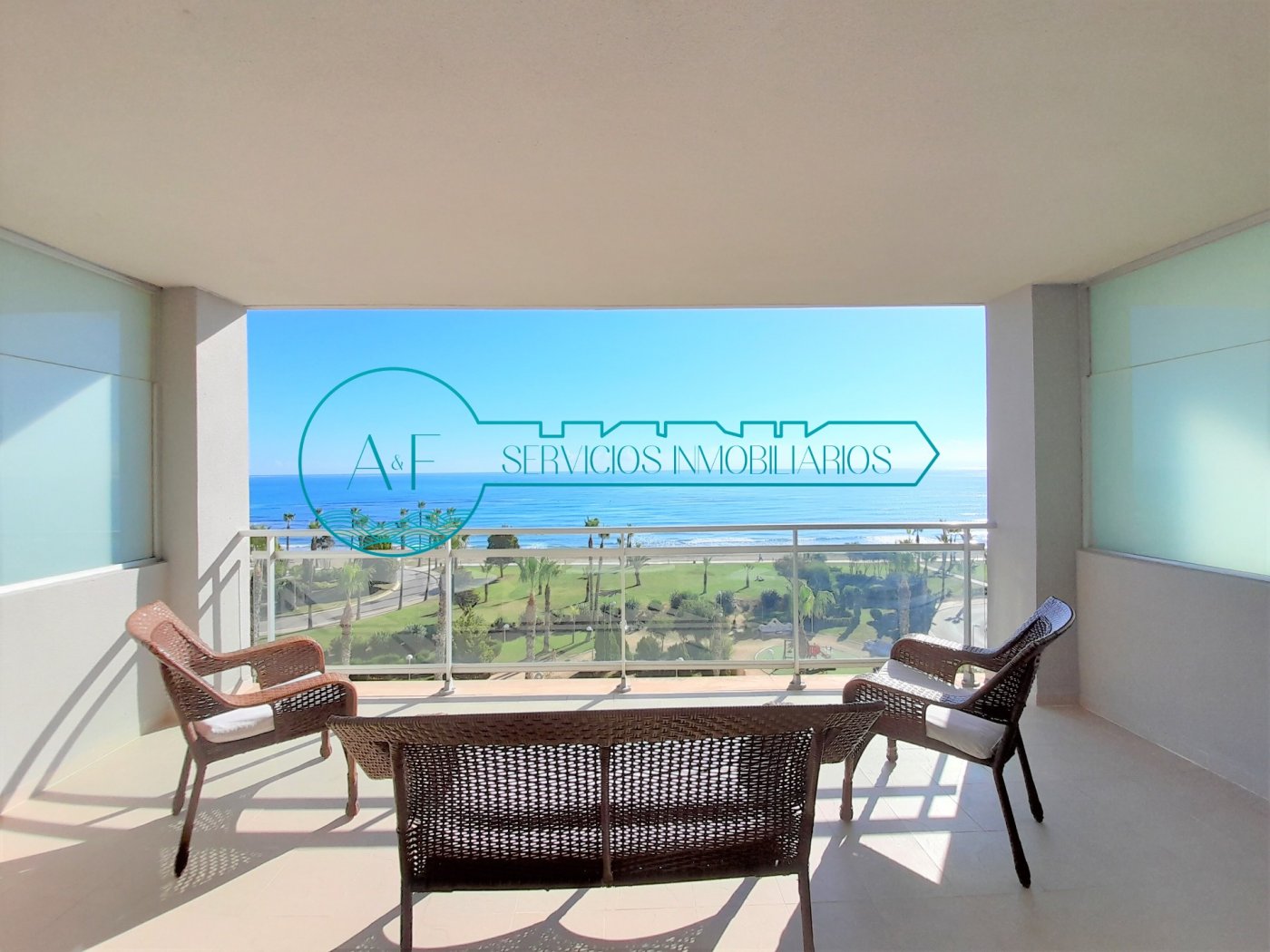 Ejemplo de un apartamento en Oropesa del Mar con vistas al mar con zona comunitaria. Fotografía del balcón con terraza con hermosas vistas al mar. A& F Inmobiliaria Oropesa del Mar encuentra pisos en alquiler vacacionales