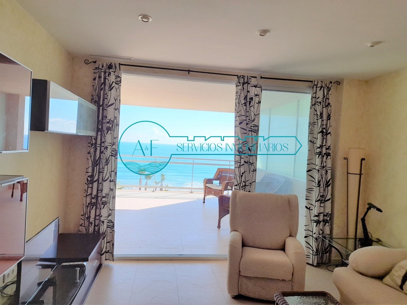 Ejemplo de un apartamento en Oropesa del Mar con vistas al mar. Fotografía de una sala de estar. Inmobiliaria AyF Oropesa del Mar reserva tu alquiler vacacional