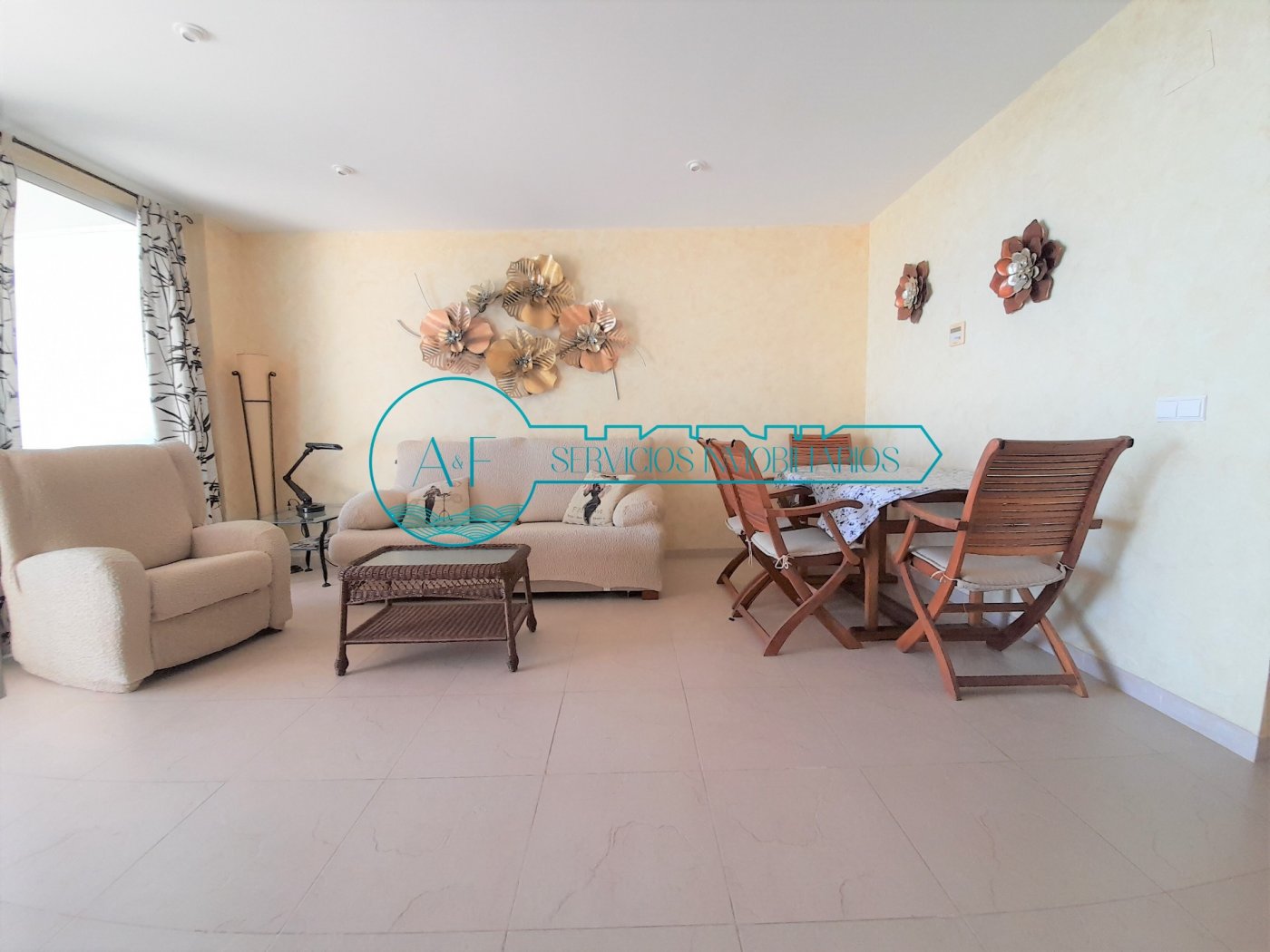 Ejemplo de un apartamento en Oropesa del Mar con vistas al mar. Fotografía de una sala de estar. A y F Inmobiliaria Oropesa del Mar reserva tu alquiler vacacional