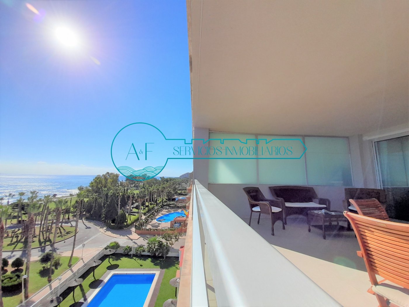 Ejemplo de un piso en Oropesa del Mar con vistas al mar. Fotografía de un balcón con hermosas vistas a la costa. Inmobiliaria A & F Oropesa del Mar alquila ya tu apartamento de turismo