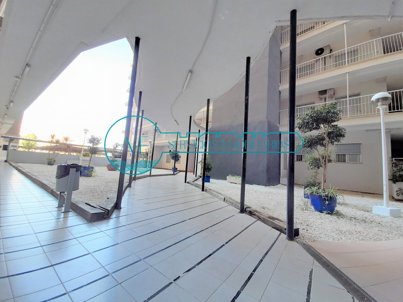 Ejemplo de un apartamento en Oropesa del Mar con vistas al mar con zona comunitaria. Fotografía del patio exterior. A & F Inmobiliaria Oropesa del Mar encuentra apartamentos en alquiler para vacaciones