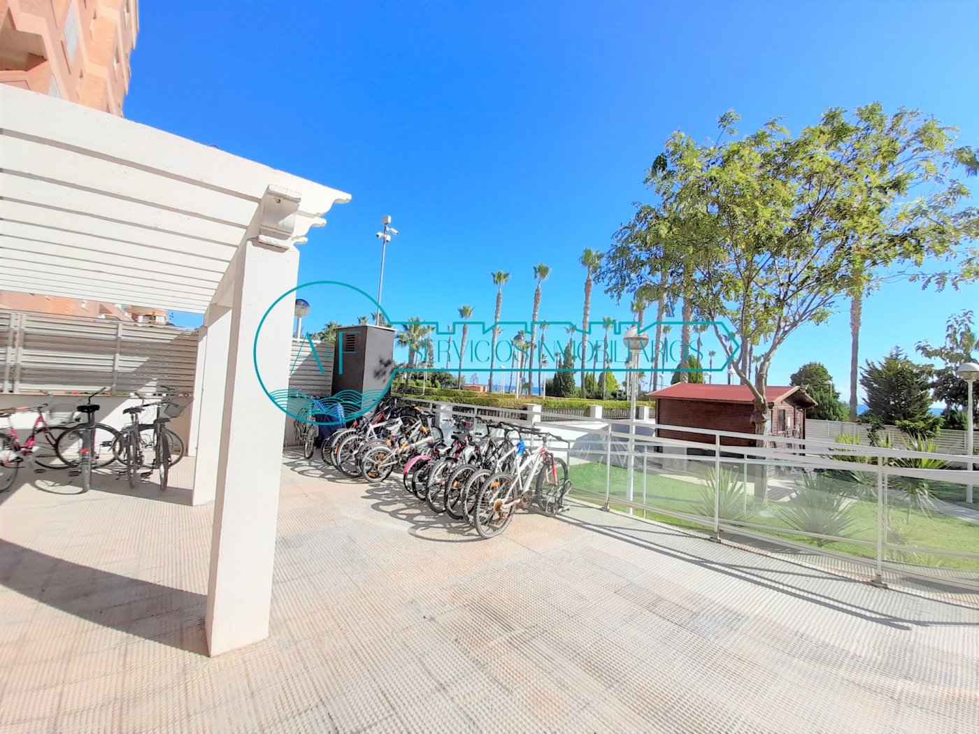 Ejemplo de un apartamento en Oropesa del Mar con vistas al mar con zona comunitaria. Fotografía de patio exterior comunitario con parking para bicicletas. Inmobiliaria Ay F Oropesa del Mar buscar apartamentos de alquiler vacacionales