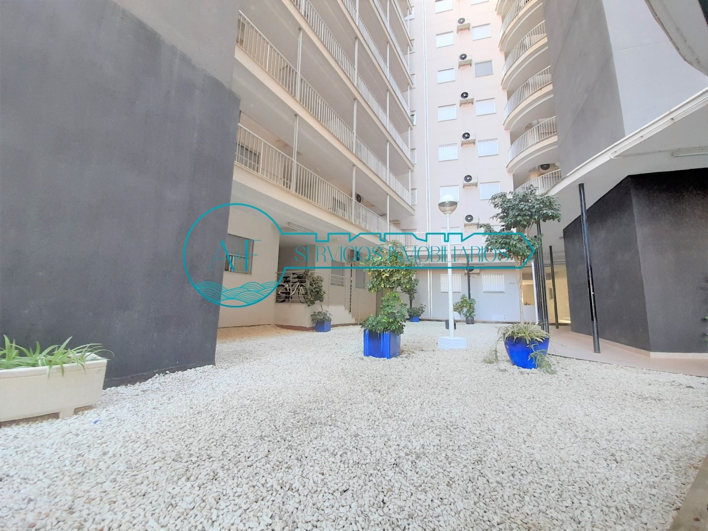 Ejemplo de un apartamento en Oropesa del Mar con vistas al mar con zona comunitaria. Fotografía de patio exterior comunitario. Inmobiliaria A yF Oropesa del Mar buscar pisos de alquiler vacacionales