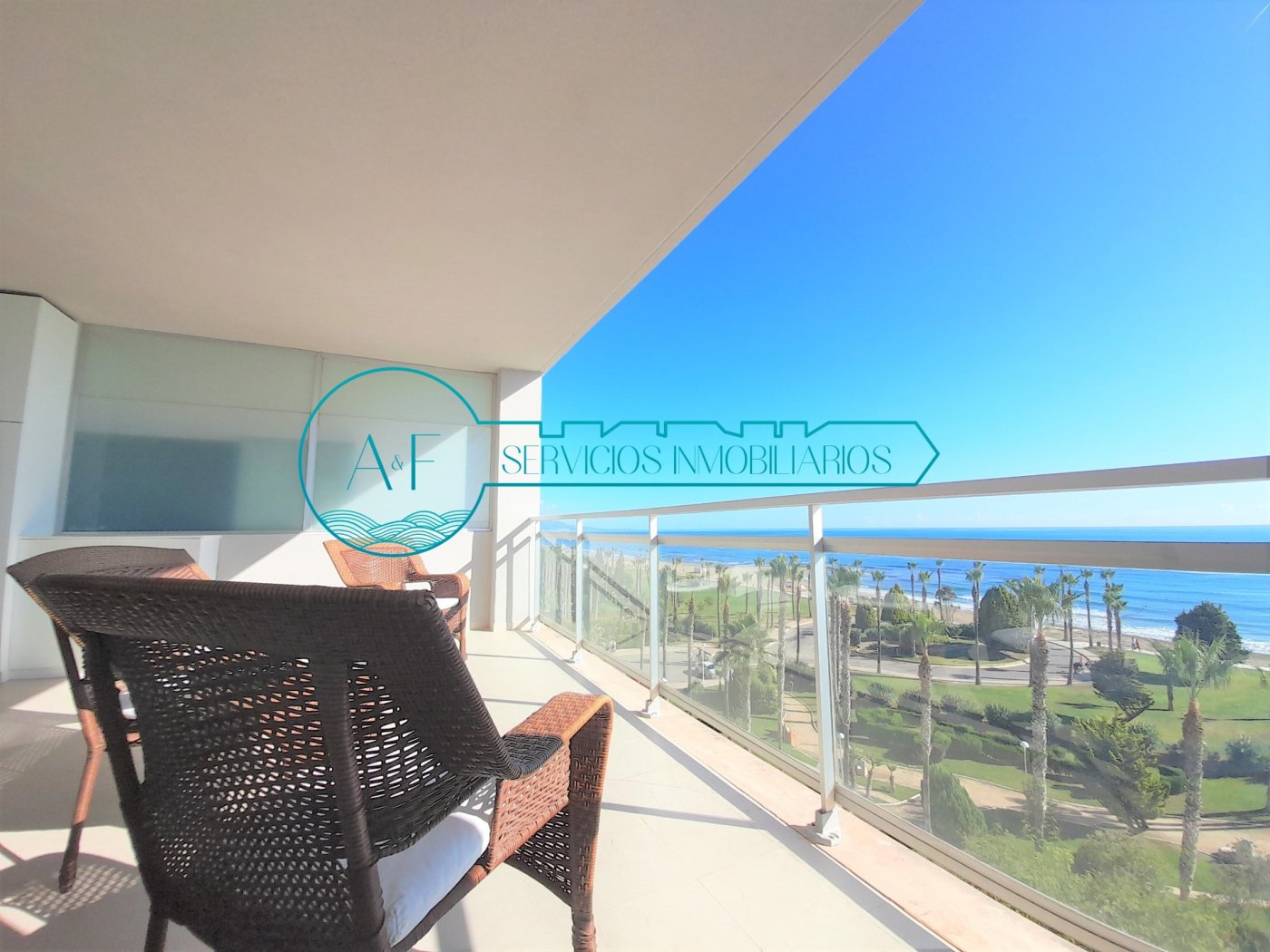 Ejemplo de un apartamento en Oropesa del Mar con vistas al mar con zona comunitaria. Fotografía del balcón con terraza con hermosas vistas al mar. Inmobiliaria A &F Oropesa del Mar buscar apartamentos para alquilar vacacionales