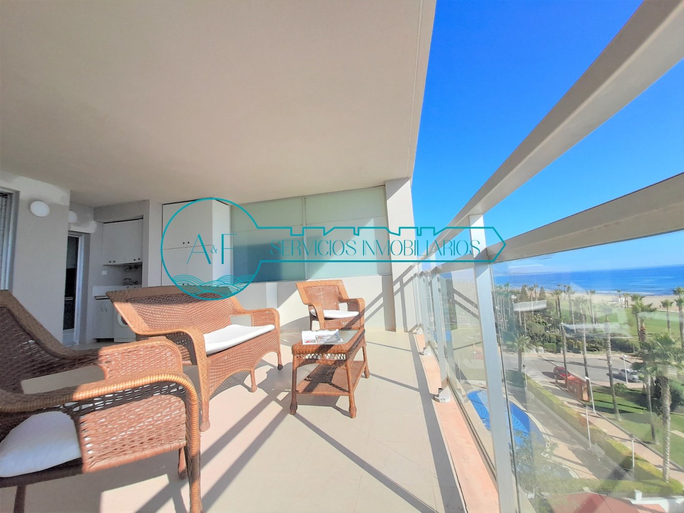 Ejemplo de un apartamento en Oropesa del Mar con vistas al mar con zona comunitaria. Fotografía del balcón con terraza con hermosas vistas al mar. Inmobiliaria A yF Oropesa del Mar buscar pisos para alquilar para vacaciones