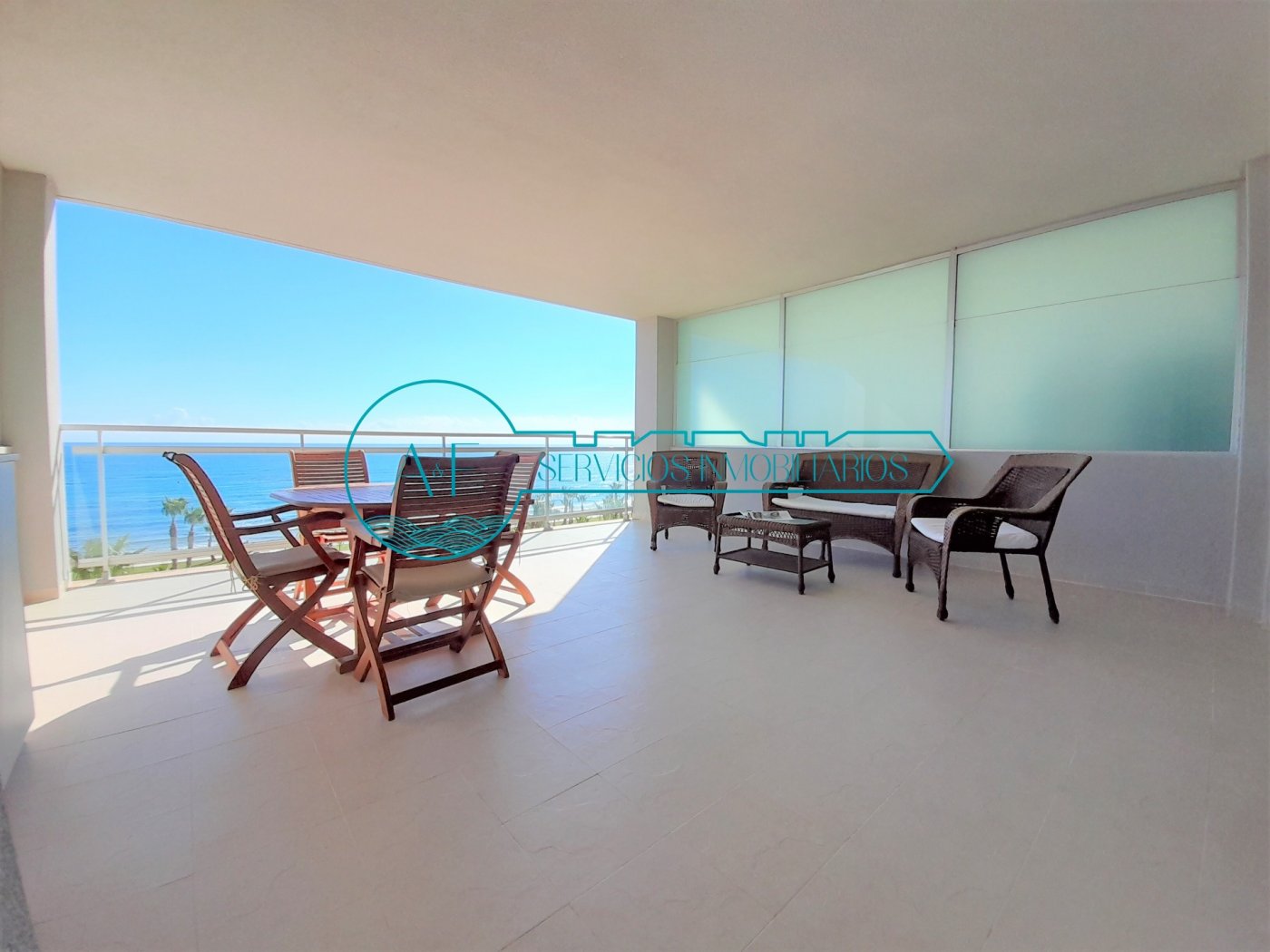 Ejemplo de un apartamento en Oropesa del Mar con vistas al mar con zona comunitaria. Fotografía del balcón con terraza con hermosas vistas al mar. Inmobiliaria Ay F Oropesa del Mar reservar pisos para alquilar vacacionales