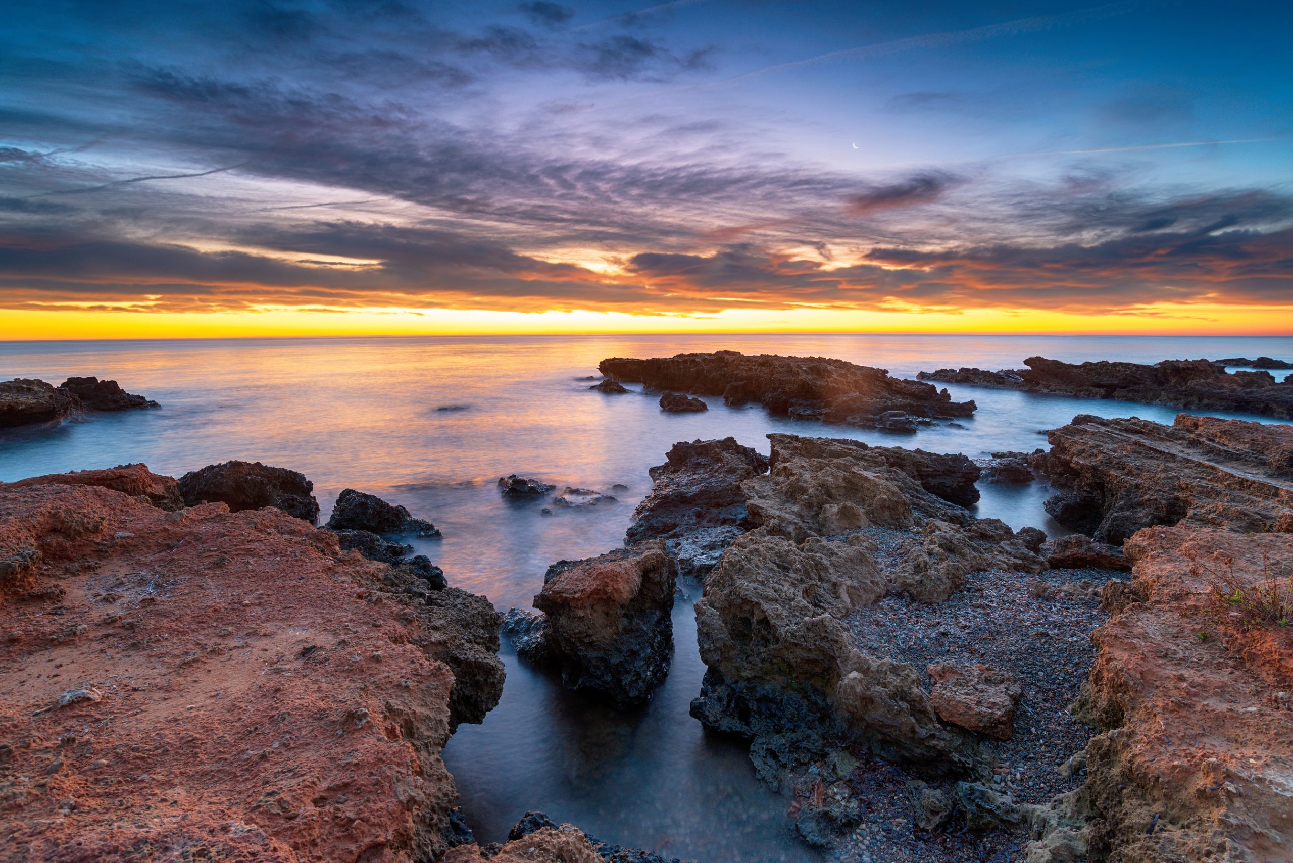 Dawn over the beach at la Torre de la Sal on the Castellon coastline in the Valencia region of Spain. Inmobiliaria Ayf explora propiedades en venta en Oropesa del Mar Castellón